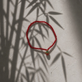 rotes Perlenarmband mit Anhänger